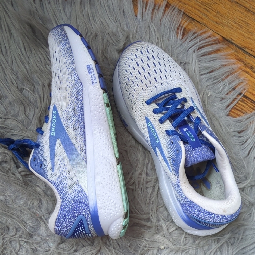 Brooks Ghost 16 Running Shoes in White and Blue - Picture 4 of 4